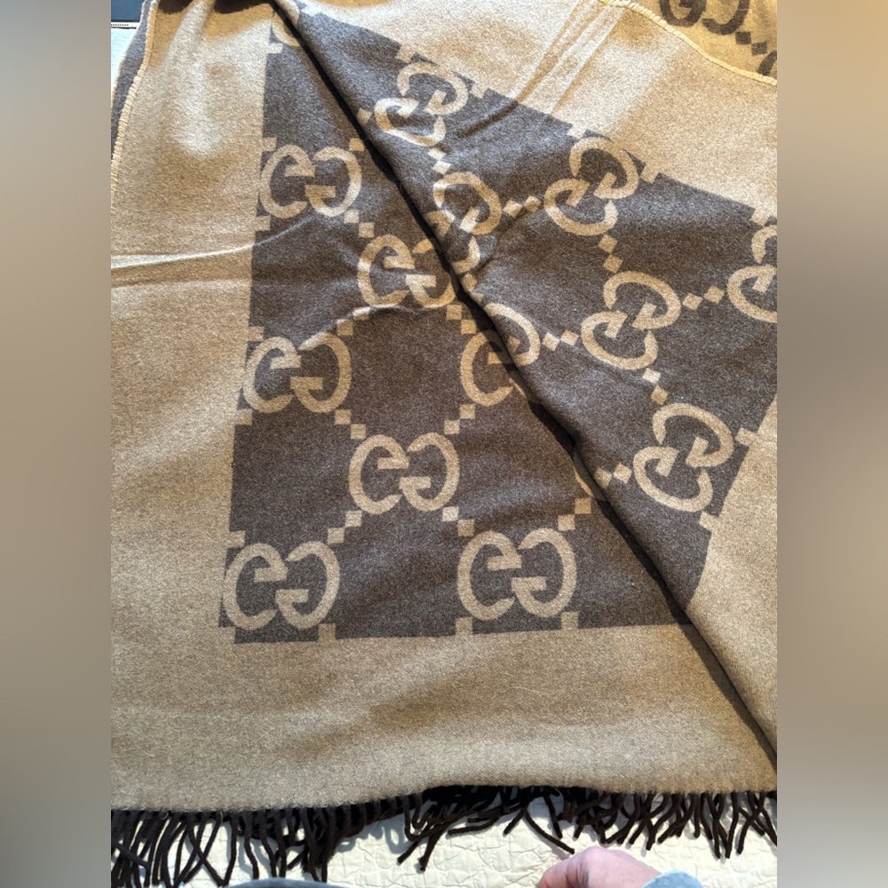 GUCCI Two Tone Wool Throw Blanket - Picture 7 of 12
